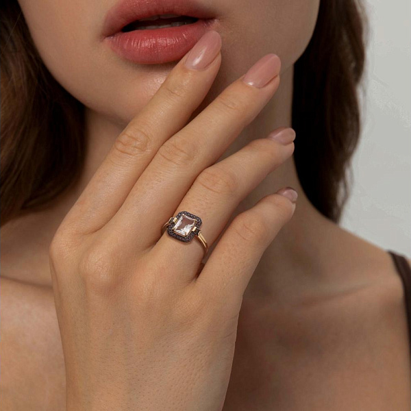 Кольцо из жёлтого золота с празиолитом, фианитами и раухтопазами