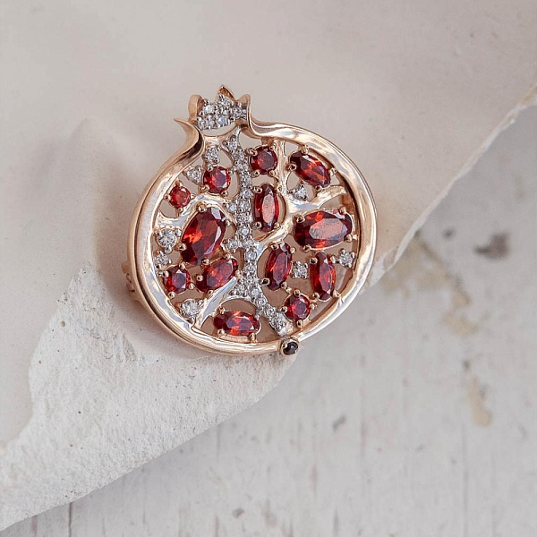 Брошь Гранат из красного золота с 46 фианитами