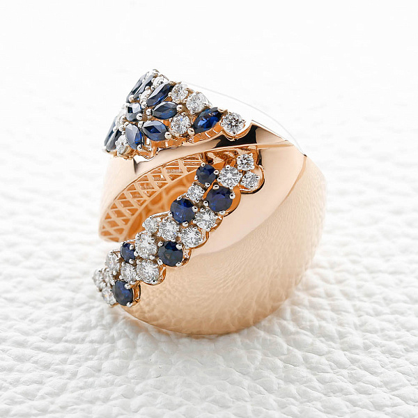 Кольцо из красного золота с 19 сапфирами и 24 бриллиантами