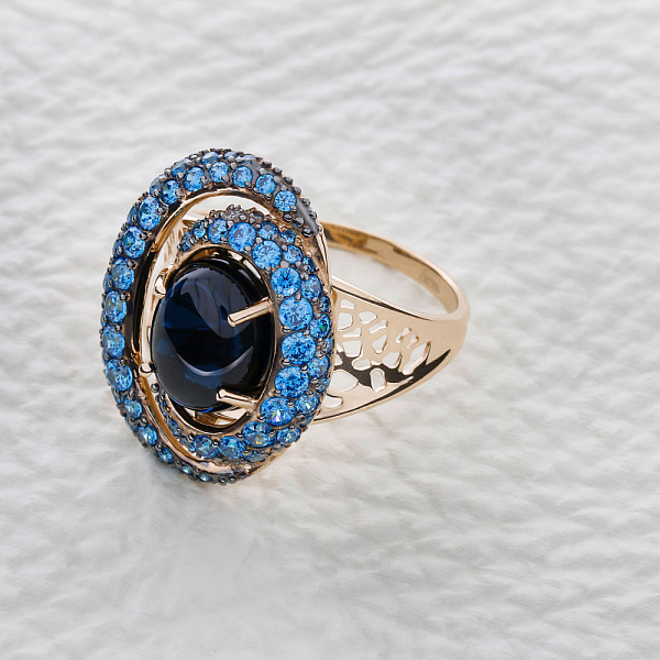 Кольцо из красного золота с кварцем и 71 фианитами