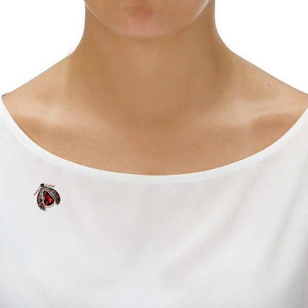 Брошь Божья коровка из красного золота с гранатом и 65 фианитами