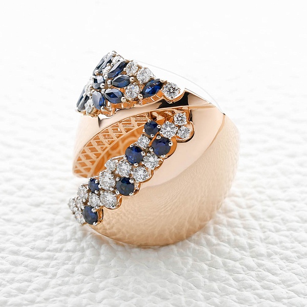Кольцо из красного золота с 19 сапфирами и 24 бриллиантами