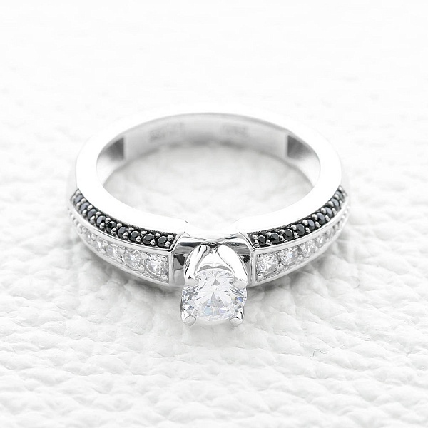 Кольцо из белого золота с кристаллом swarovski и 46 фианитами