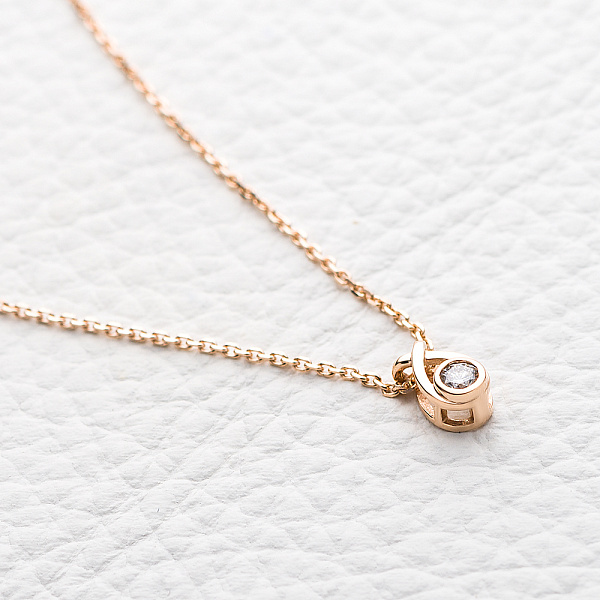 Колье из красного золота с бриллиантом