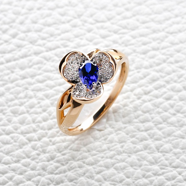 Кольцо Цветок из красного золота с корундом и 33 бриллиантами