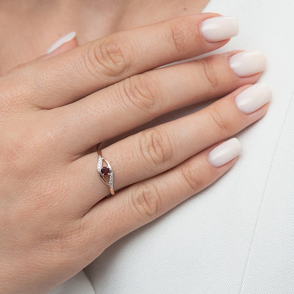 Кольцо из красного золота с гранатом и 8 фианитами