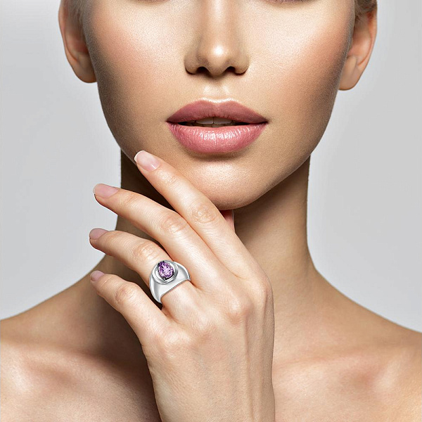 Кольцо из белого золота с аметистом
