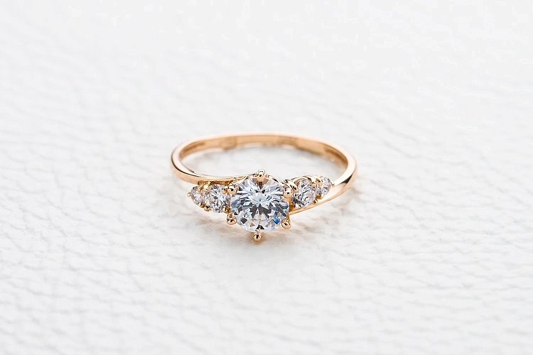 Кольцо из красного золота с кристаллом swarovski и 4 фианитами