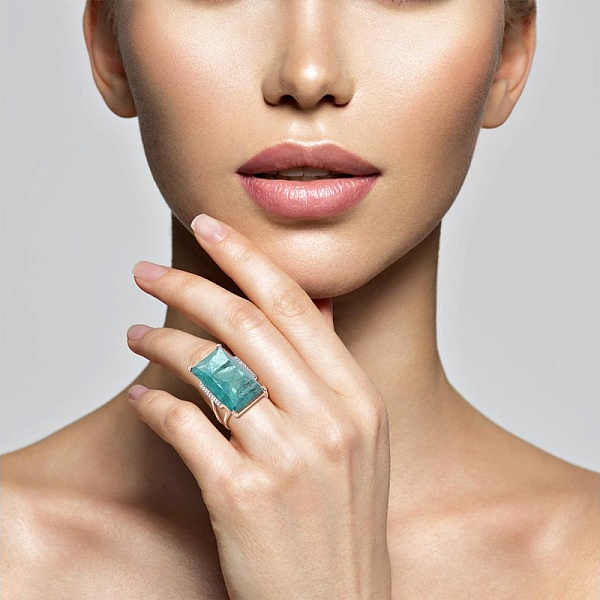 Кольцо из красного золота с наноситалом и 18 фианитами