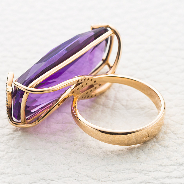 Кольцо из красного золота с аметистом и 35 фианитами