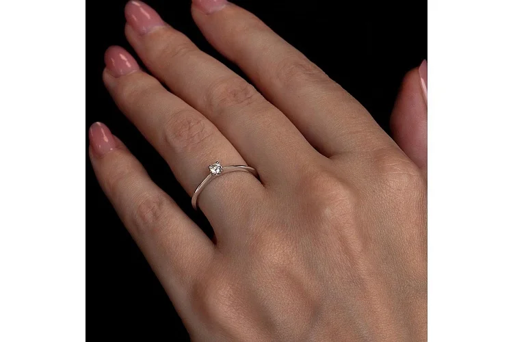 Кольцо из белого золота с бриллиантом