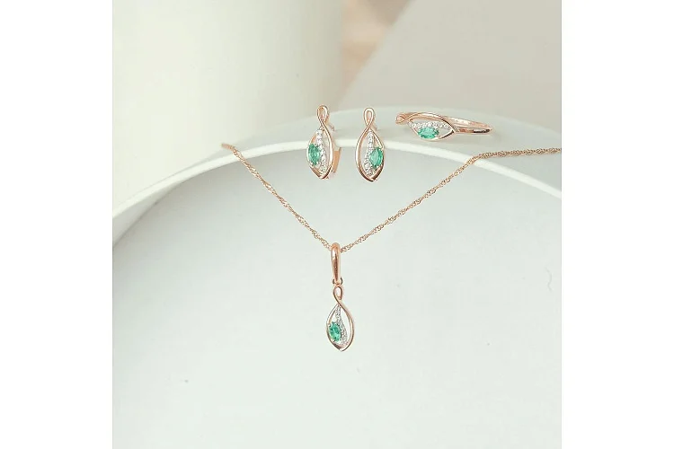 Подвеска из красного золота с изумрудом и 7 бриллиантами