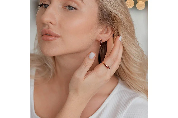 Кольцо из красного золота с 3 гранатами