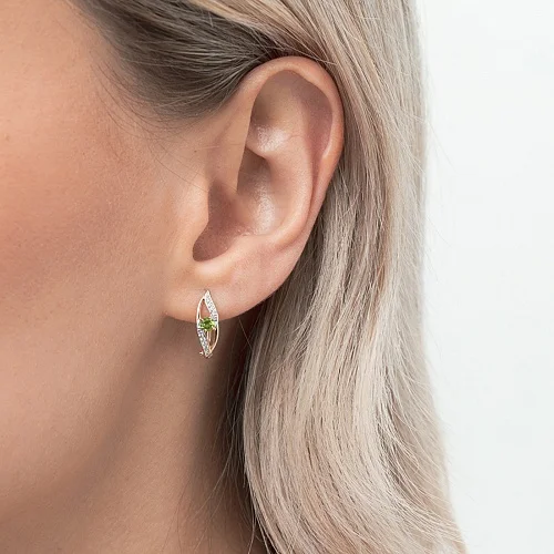 Серьги из красного золота с 2 хризолитами и 16 фианитами