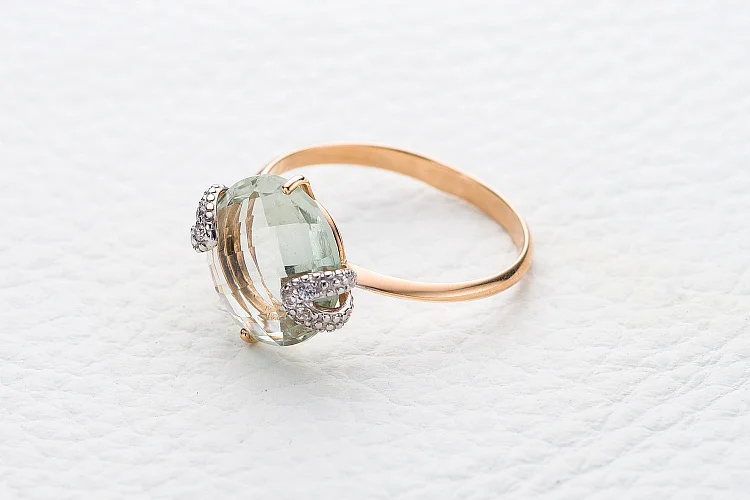 Кольцо из красного золота с аметистом и 6 фианитами