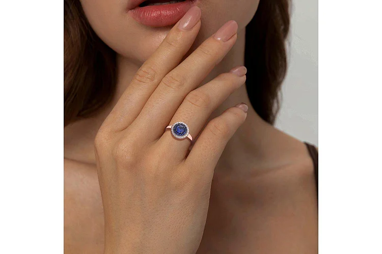 Кольцо из красного золота с 15 корундами и 24 фианитами