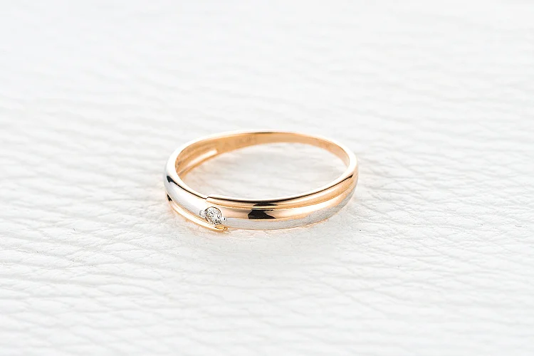 Обручальное кольцо из красного золота с бриллиантом