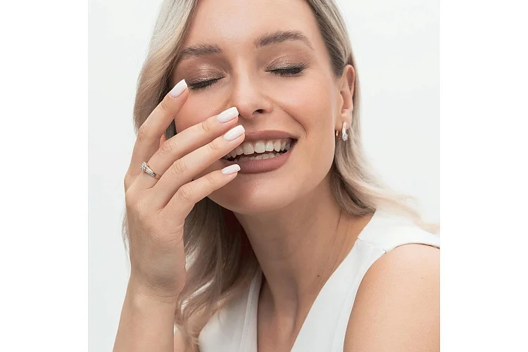 Кольцо из красного золота с 22 фианитами