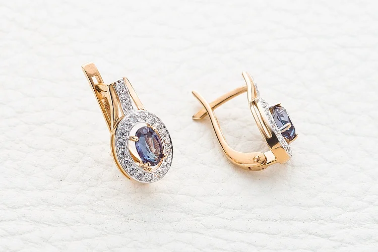 Серьги из красного золота с 2 александритами и 42 фианитами