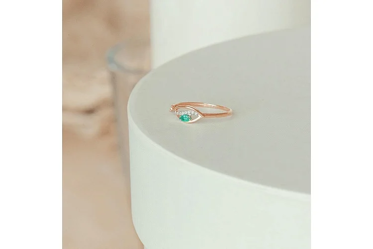 Кольцо из красного золота с изумрудом и 8 бриллиантами