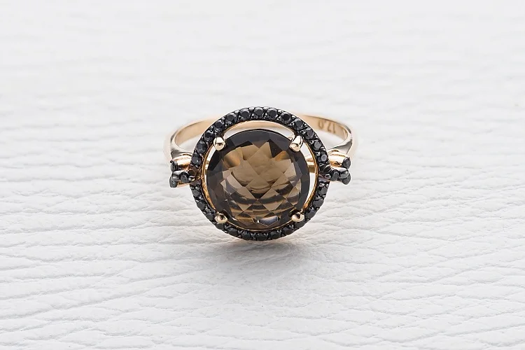 Кольцо из красного золота с раухтопазом и 32 фианитами