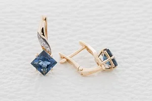 Серьги из красного золота с 2 топазами лондон и 8 фианитами