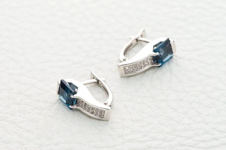 Серьги из белого золота с 2 топазами лондон и 36 фианитами