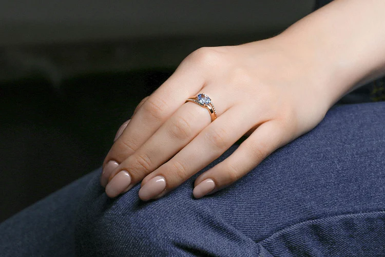 Кольцо из красного золота с топазом swiss и 20 фианитами