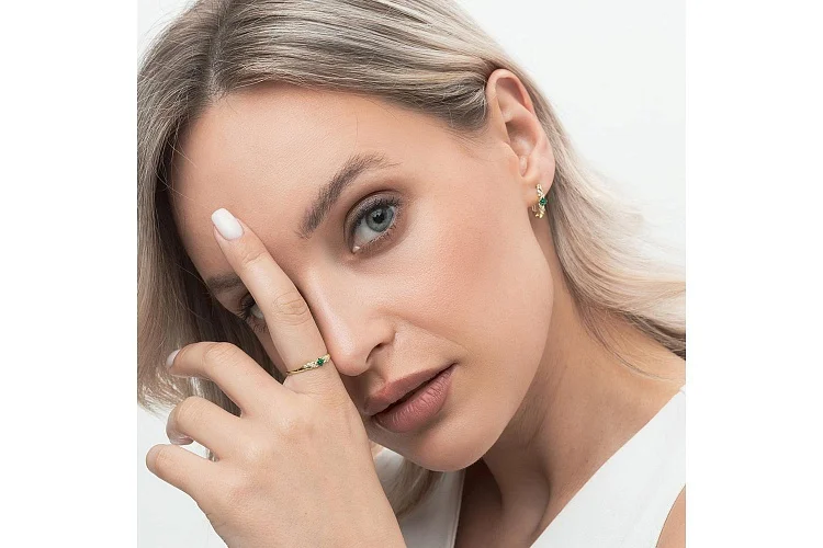 Кольцо из жёлтого золота с изумрудом и 6 бриллиантами