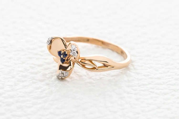 Кольцо Цветок из красного золота с 3 сапфирами и 7 бриллиантами