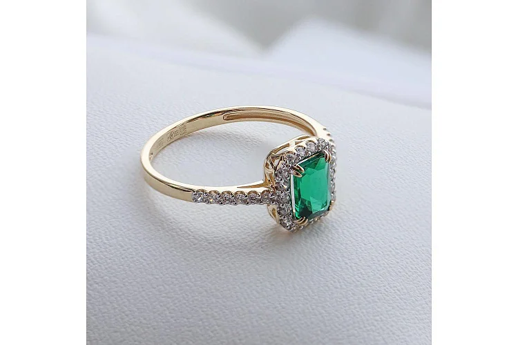 Кольцо из жёлтого золота с изумрудом и 30 фианитами