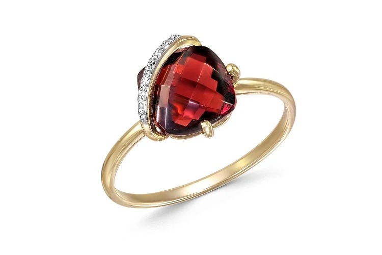 Кольцо из жёлтого золота с гранатом и 5 фианитами
