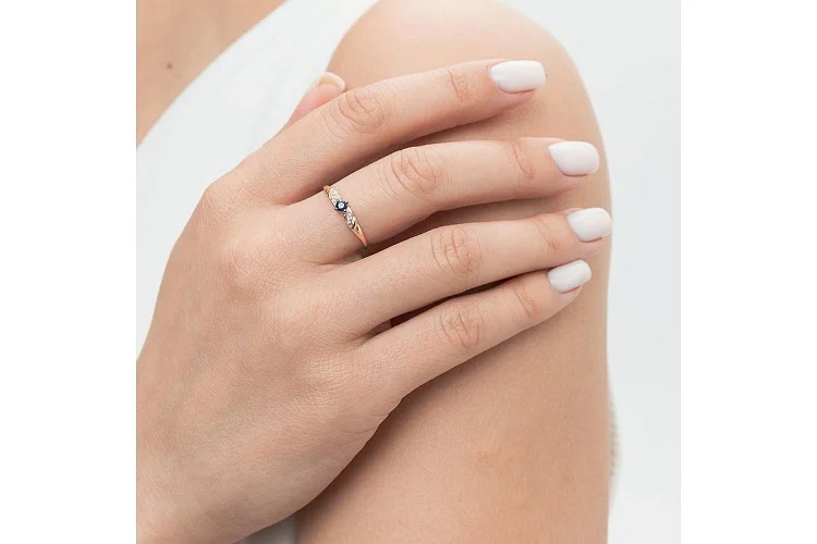 Кольцо из красного золота с сапфиром и 6 бриллиантами