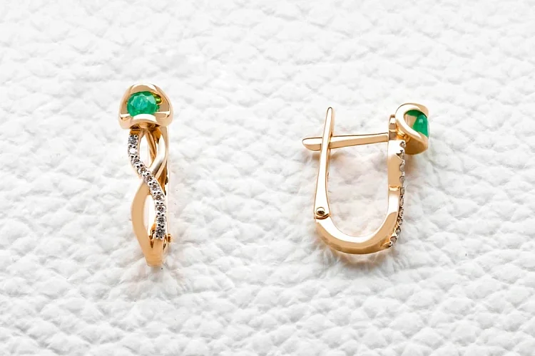 Серьги из красного золота с 2 изумрудами и 20 бриллиантами