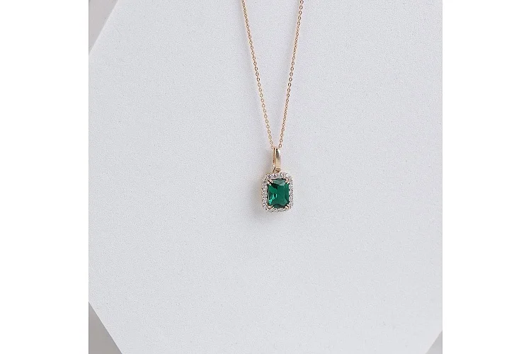 Подвеска из жёлтого золота с изумрудом и 18 фианитами