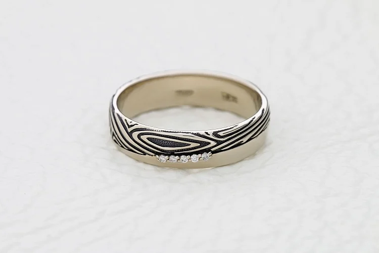 Обручальное кольцо из белого золота с 5 бриллиантами