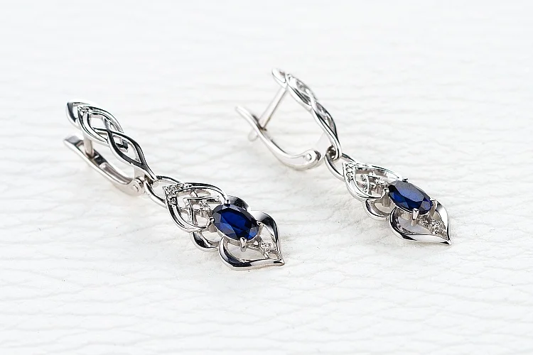 Серьги из белого золота с 2 корундами и 16 бриллиантами