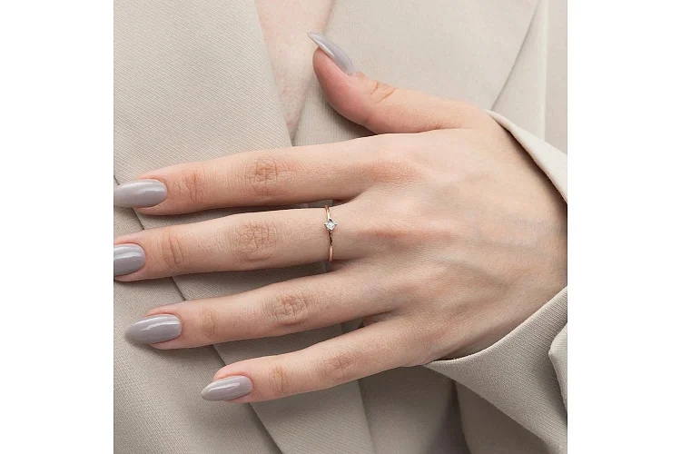 Кольцо из красного золота с бриллиантом