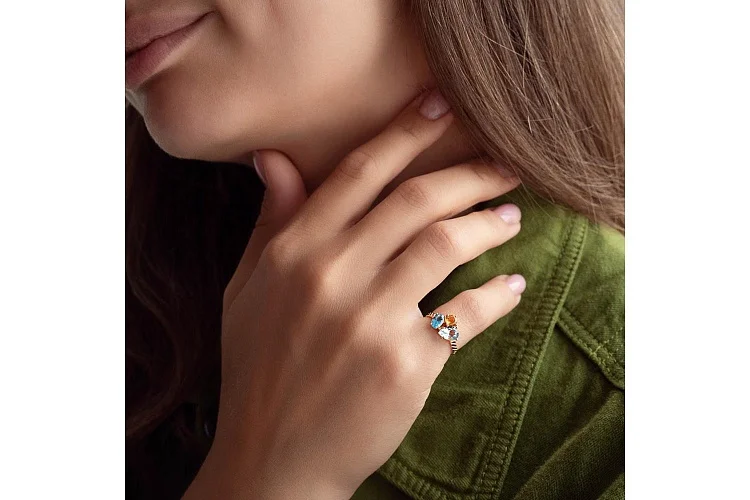 Кольцо из красного золота с топазом sky, топазом swiss и хризолитом