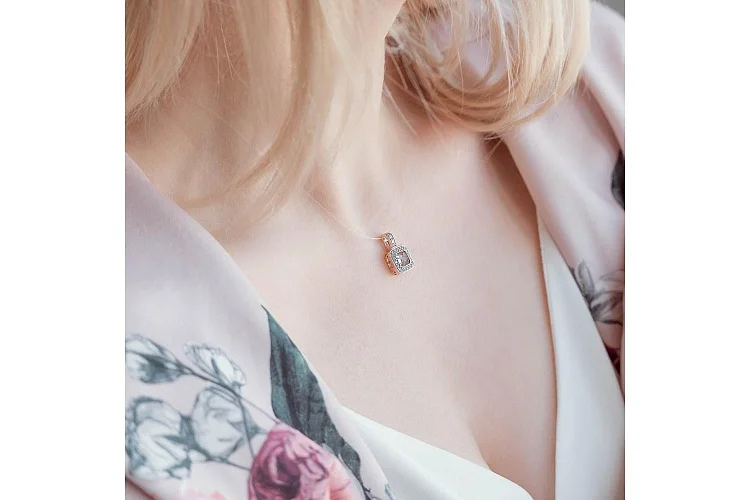 Подвеска из красного золота с топазом sky и 20 фианитами