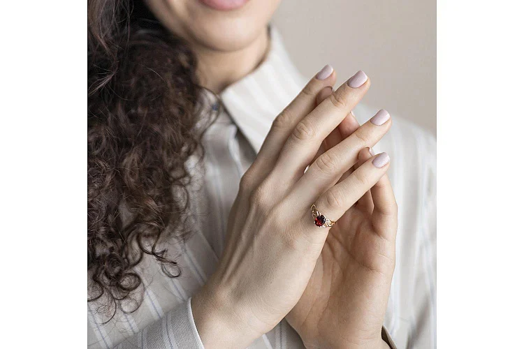 Кольцо из красного золота с гранатом