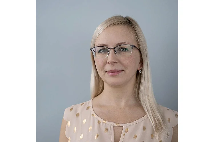 Серьги из красного золота с 2 топазами sky и 52 фианитами