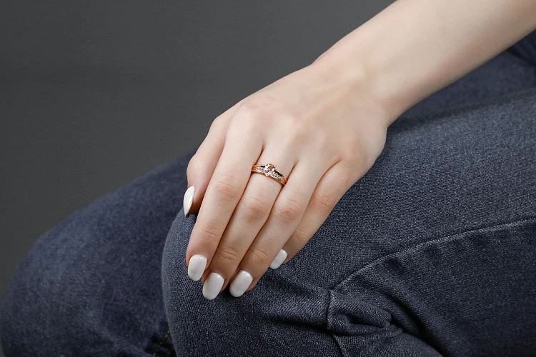 Кольцо из красного золота с ситаллом и 8 фианитами