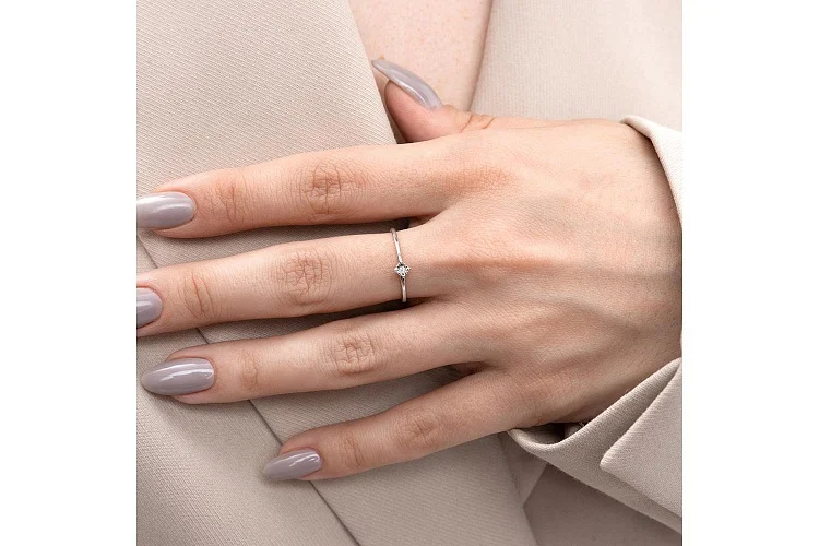 Кольцо из белого золота с бриллиантом