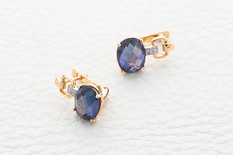 Серьги из красного золота с 2 александритами и 12 фианитами