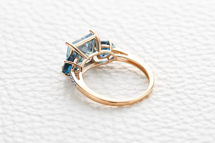 Кольцо из красного золота с 3 топазами sky и 6 фианитами