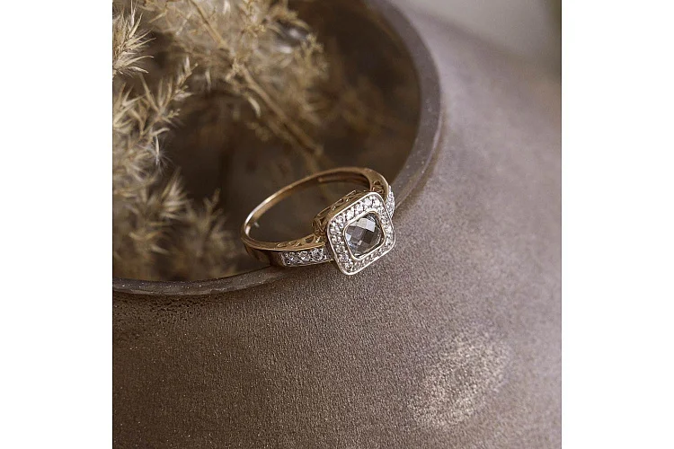 Кольцо из красного золота с топазом sky и 24 фианитами