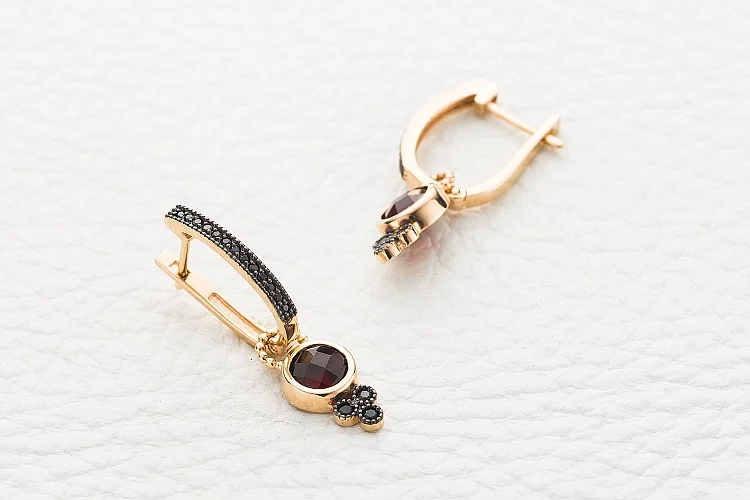 Серьги-трансформеры из красного золота с 2 гранатами и 32 фианитами