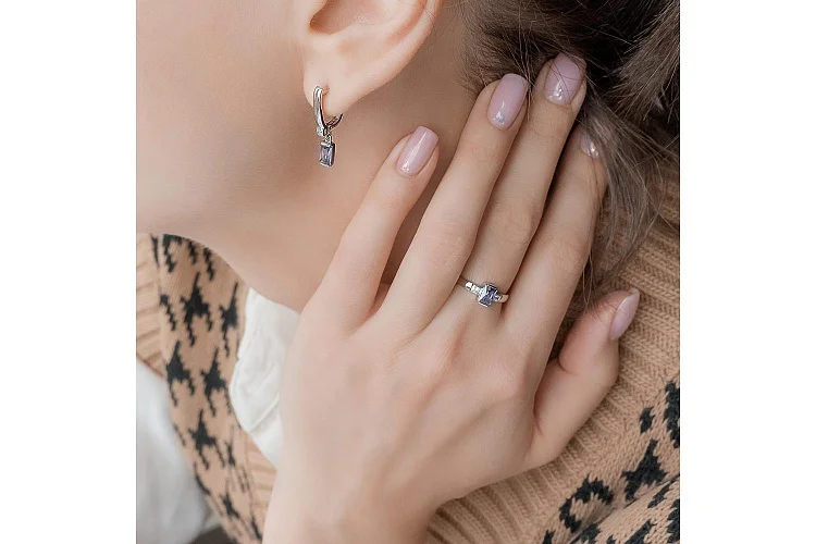 Серьги из белого золота с 4 фианитами
