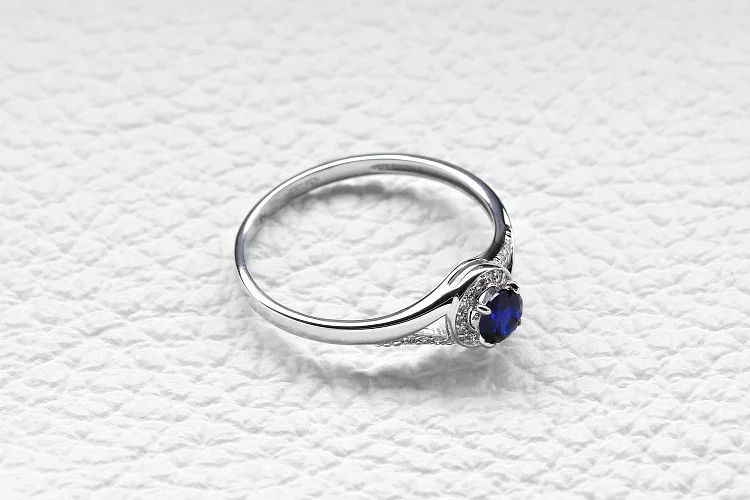 Кольцо из белого золота с корундом и 21 бриллиантами